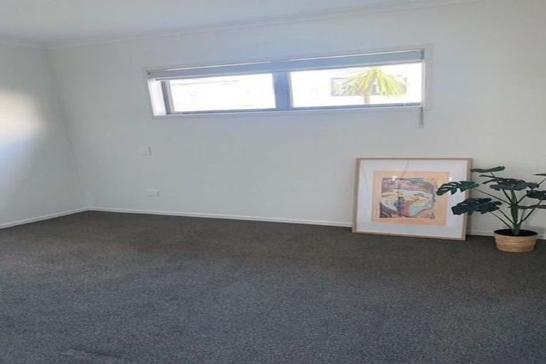 Photo of property in 2 Hooton Drive, Kumeu, 0810