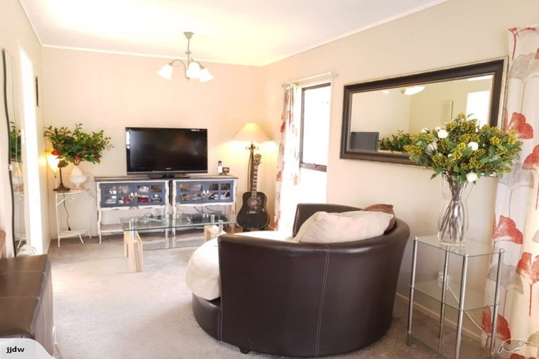 Photo of property in 35 Claverdon Drive, Massey, Auckland, 0614