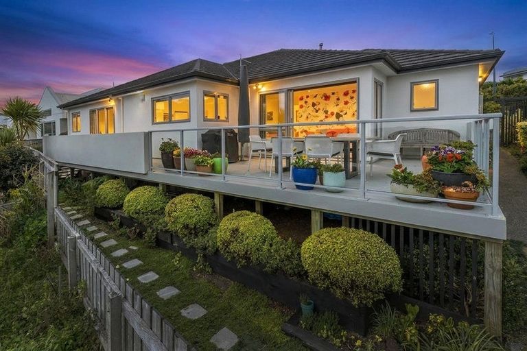 Photo of property in 3 Greenstone Place, Aotea, Porirua, 5024
