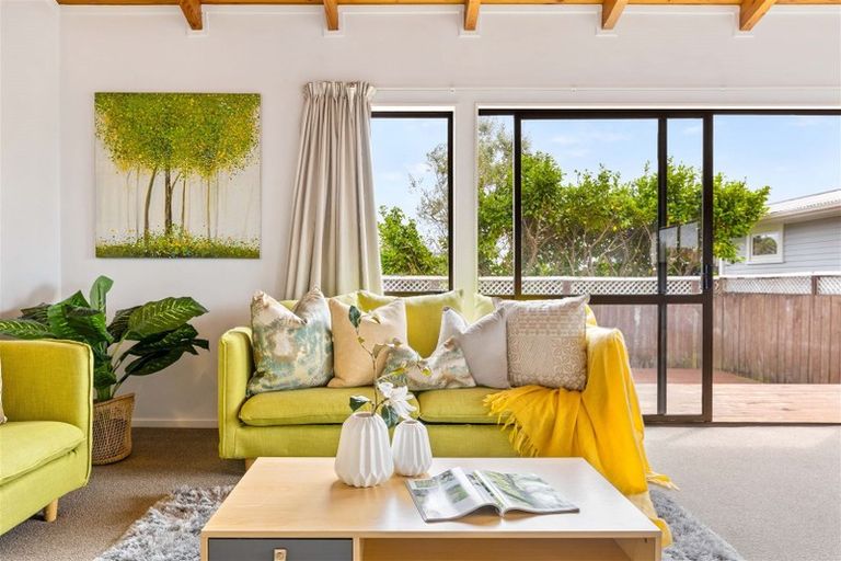 Photo of property in 2a Rixon Place, Te Atatu Peninsula, Auckland, 0610