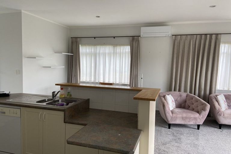 Photo of property in 9-13/11 Fields Parade, Oteha, Auckland, 0632