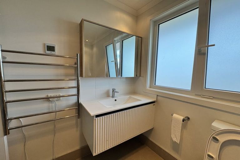 Photo of property in 118 Stapleford Crescent, Browns Bay, Auckland, 0630