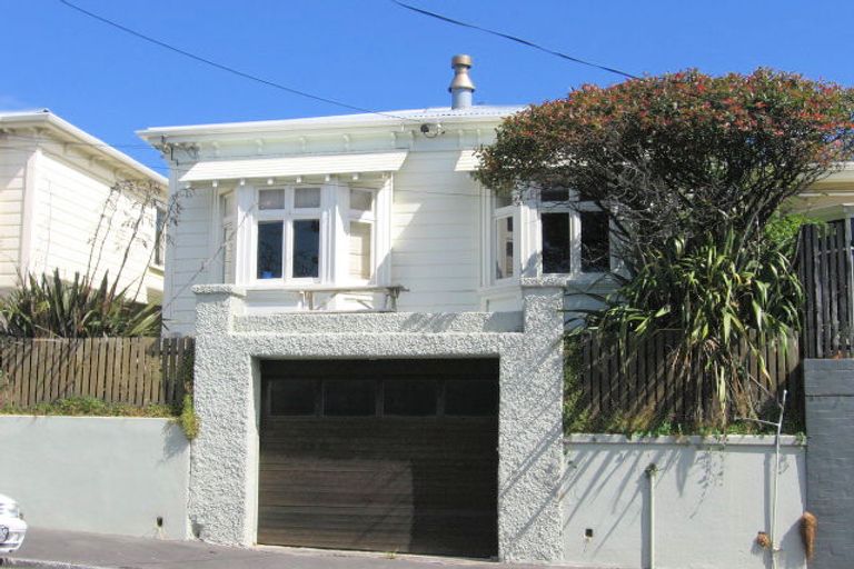 Photo of property in 16 Finlay Terrace, Mount Cook, Wellington, 6021