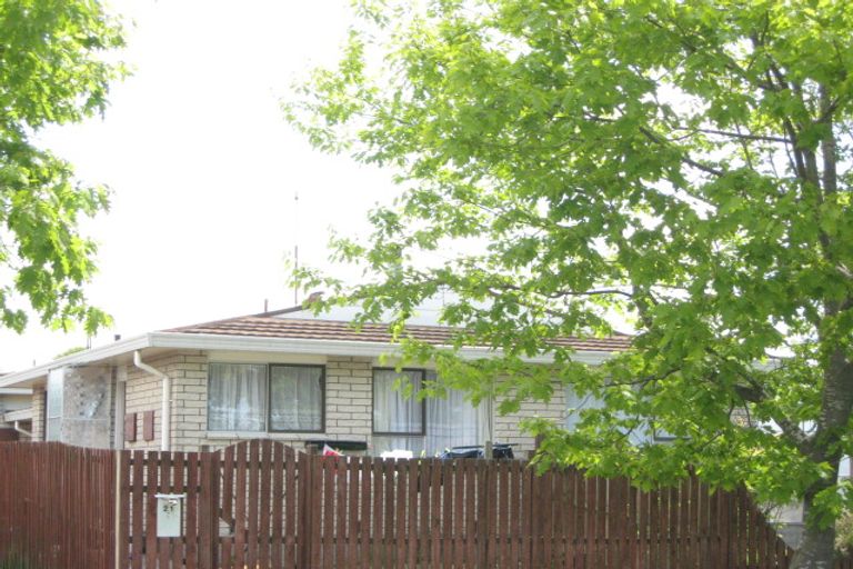 Photo of property in 21 Salford Avenue, Redwood, Christchurch, 8051