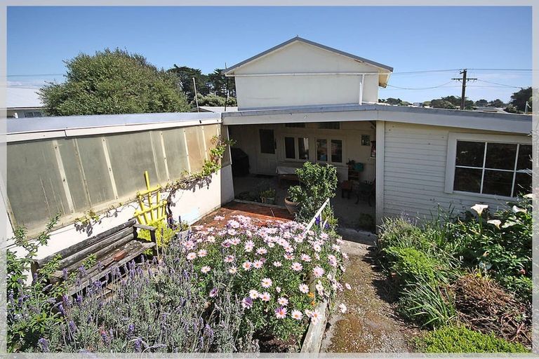 Photo of property in 3 Nash Parade, Foxton Beach, Foxton, 4815