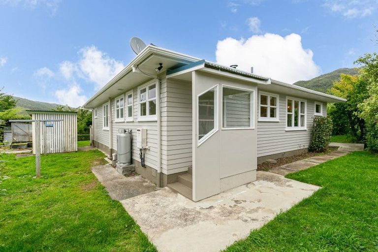 Photo of property in 6 Thurleigh Grove, Karori, Wellington, 6012