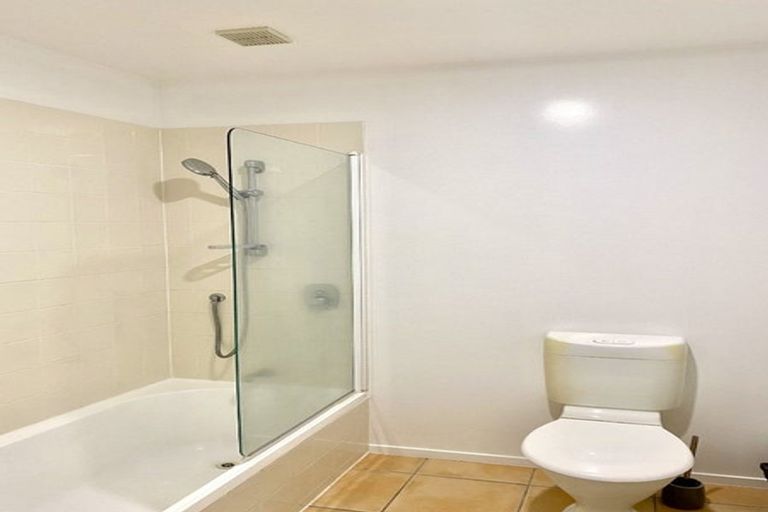Photo of property in 3/42 Fields Parade, Oteha, Auckland, 0632