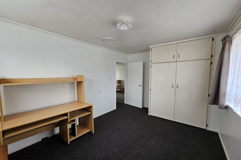 Photo of property in 6 Kingsbridge Place, Newlands, Wellington, 6037