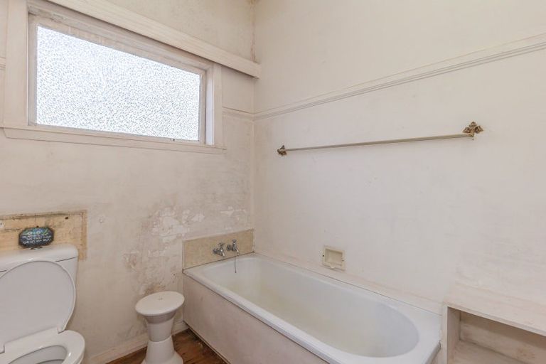Photo of property in 47 Queenwood Road, Levin, 5510