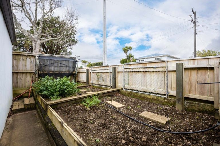 Photo of property in 8 York Crescent, Westown, New Plymouth, 4310
