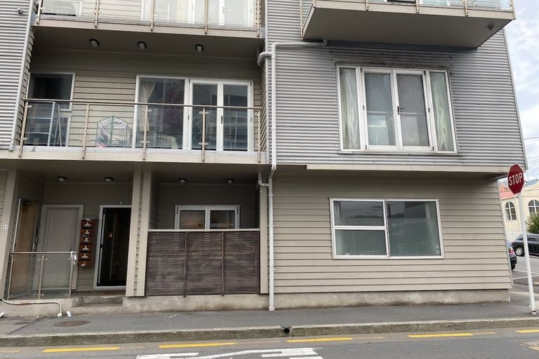 Photo of property in 41u2 Home Street, Mount Victoria, Wellington, 6011