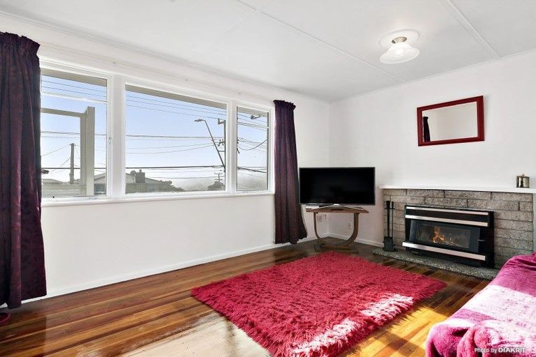 Photo of property in 22 Kenmore Street, Newlands, Wellington, 6037