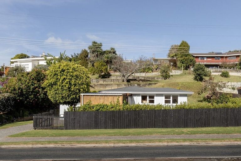 Photo of property in 21 Omokoroa Road, Omokoroa, 3114