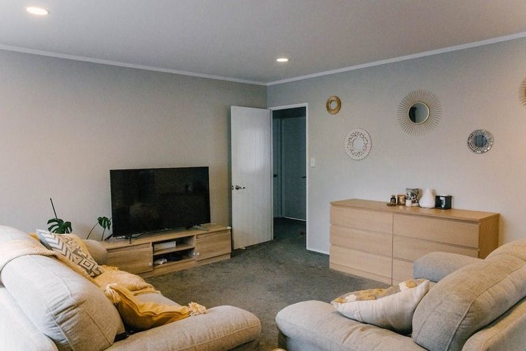 Photo of property in 1 Marbella Drive, Massey, Auckland, 0614