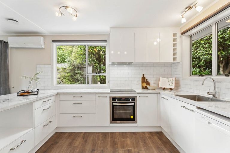 Photo of property in 10 Kawaka Street, Titirangi, Auckland, 0604