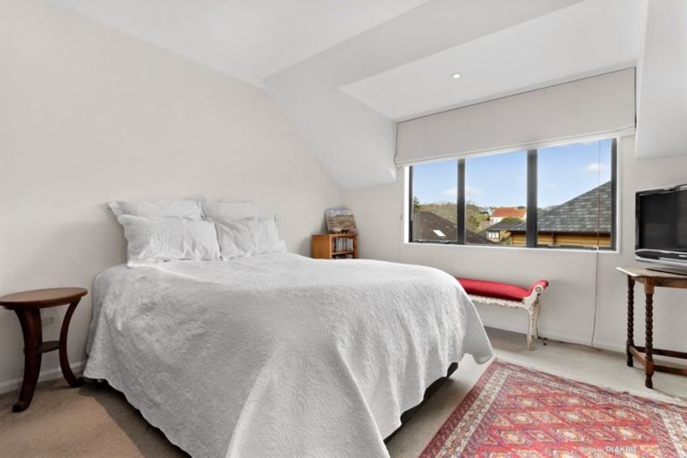 Photo of property in 33 Futuna Close, Karori, Wellington, 6012