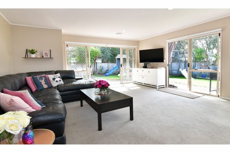 Photo of property in 11 Lakeside Drive, Orewa, 0931