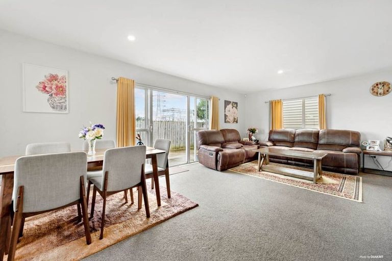Photo of property in 30 Popokatea Drive, Takanini, 2112