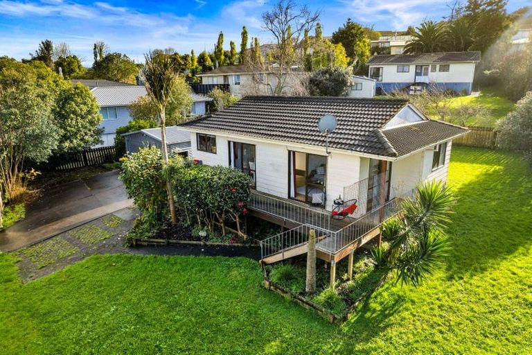 Photo of property in 16 St Catherine Crescent, West Harbour, Auckland, 0618