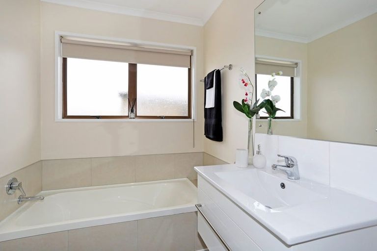 Photo of property in 12 Henry Curd Terrace, Pukekohe, 2120