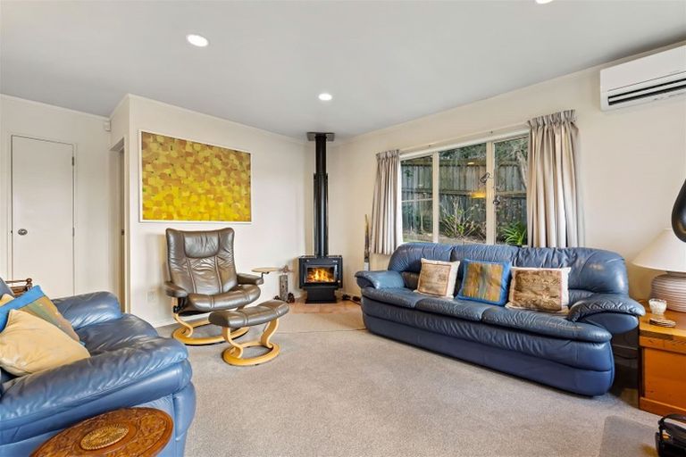 Photo of property in 2/30 Sunset Road, Unsworth Heights, Auckland, 0632