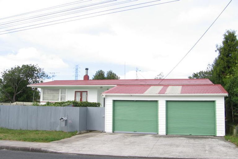 Photo of property in 1 Grainger Road, Te Atatu South, Auckland, 0610