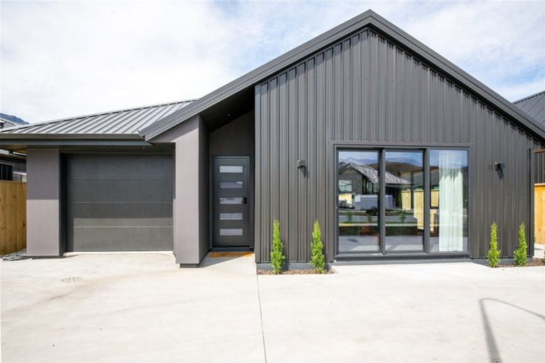 Photo of property in 21 Shelduck Road, Jacks Point, 9371