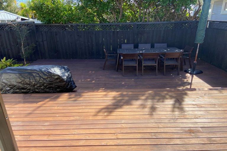 Photo of property in 2a Rixon Place, Te Atatu Peninsula, Auckland, 0610