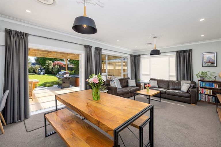 Photo of property in 215 Avonhead Road, Avonhead, Christchurch, 8042