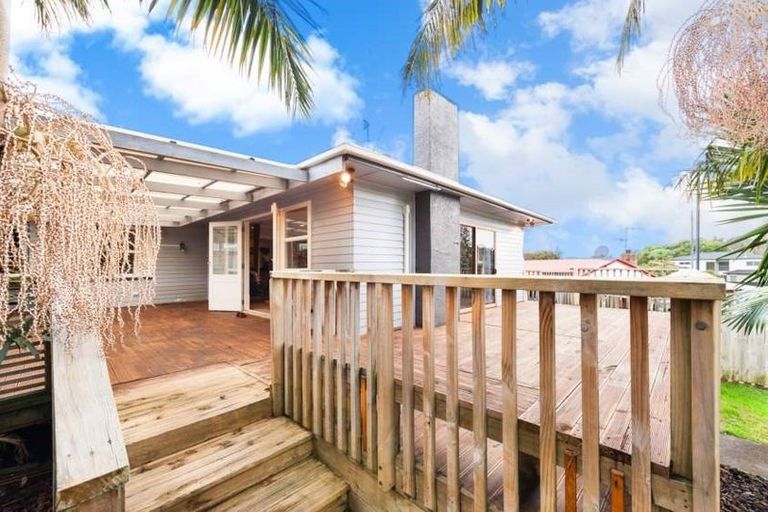 Photo of property in 5 Trengove Place, West Harbour, Auckland, 0618