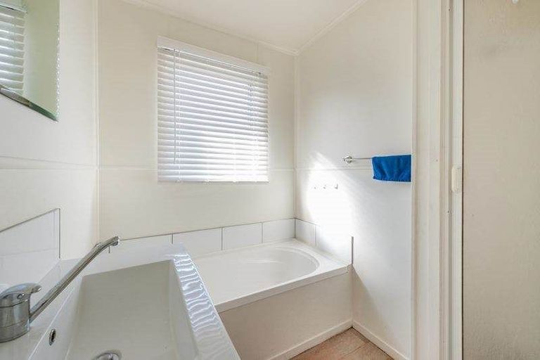 Photo of property in 100 Wordsworth Road, Manurewa, Auckland, 2102