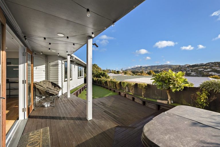 Photo of property in 23 Beazley Avenue, Paparangi, Wellington, 6037