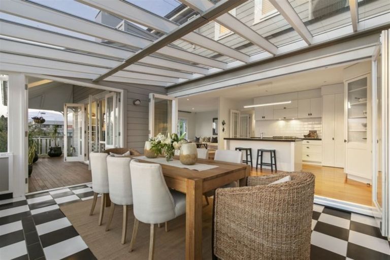 Photo of property in 2 Brassey Road, Birkenhead, Auckland, 0626