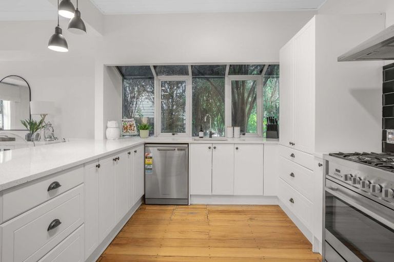 Photo of property in 33 Waitohu Road, York Bay, Lower Hutt, 5013