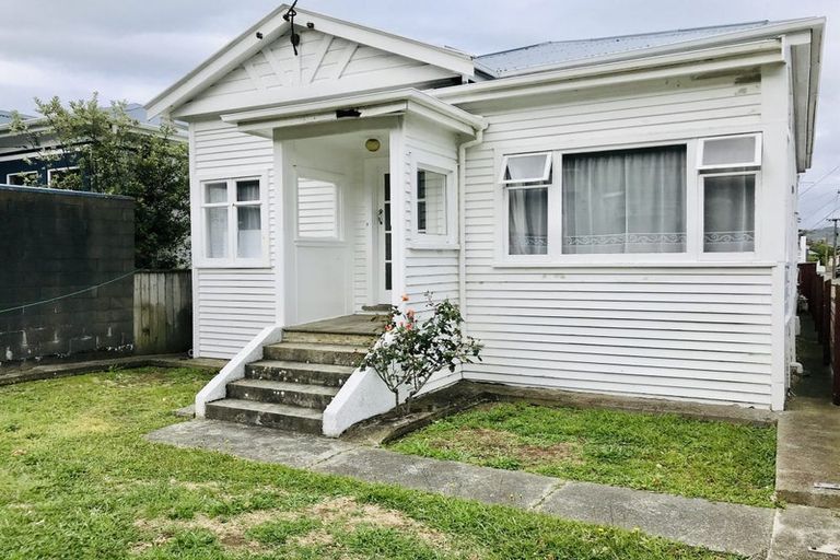Photo of property in 16 Toru Street, Lyall Bay, Wellington, 6022
