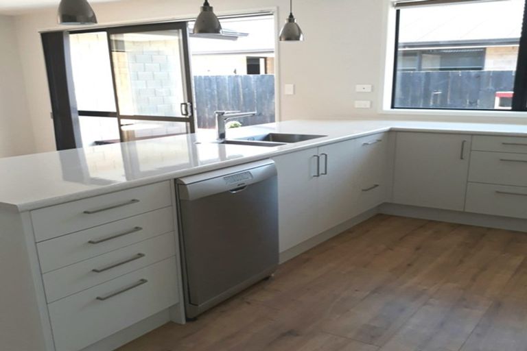 Photo of property in 14 Modello Lane, Waiuku, 2123