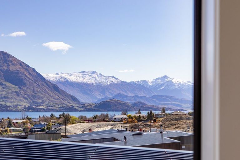 Photo of property in 31 Kirimoko Crescent, Wanaka, 9305