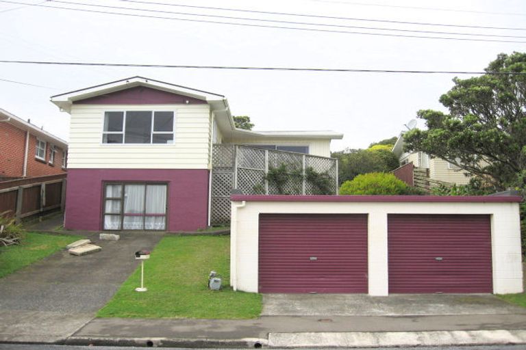 Photo of property in 16 Oswald Crescent, Paparangi, Wellington, 6037