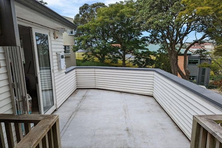 Photo of property in 87b Kelburn Parade, Kelburn, Wellington, 6012