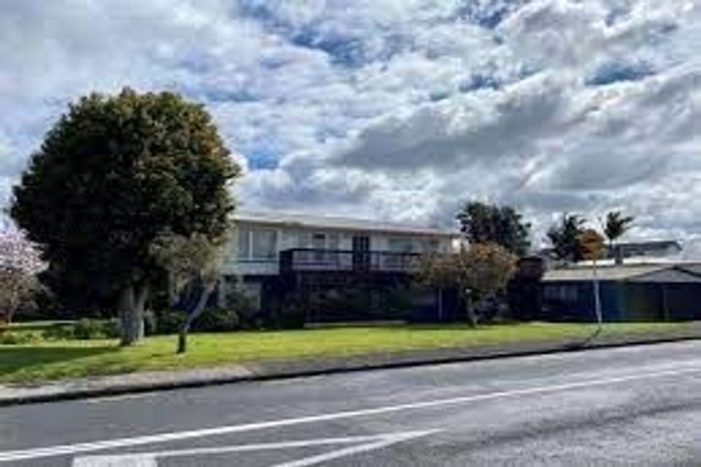Photo of property in 51 Taikata Road, Te Atatu Peninsula, Auckland, 0610