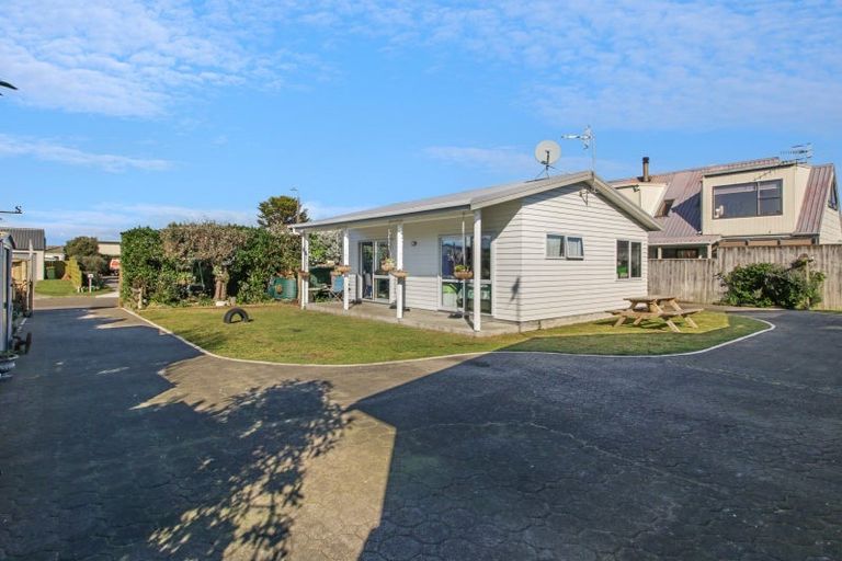Photo of property in 11 Low Avenue, Foxton Beach, Foxton, 4815