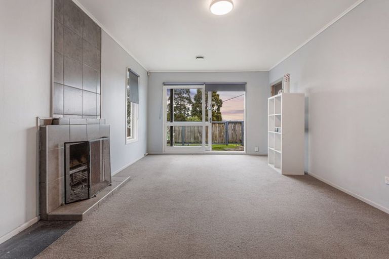 Photo of property in 15 Paton Avenue, Te Atatu South, Auckland, 0610