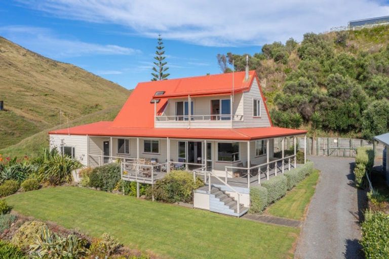 Photo of property in 70 Pourerere Road, Pourerere, Omakere, 4271