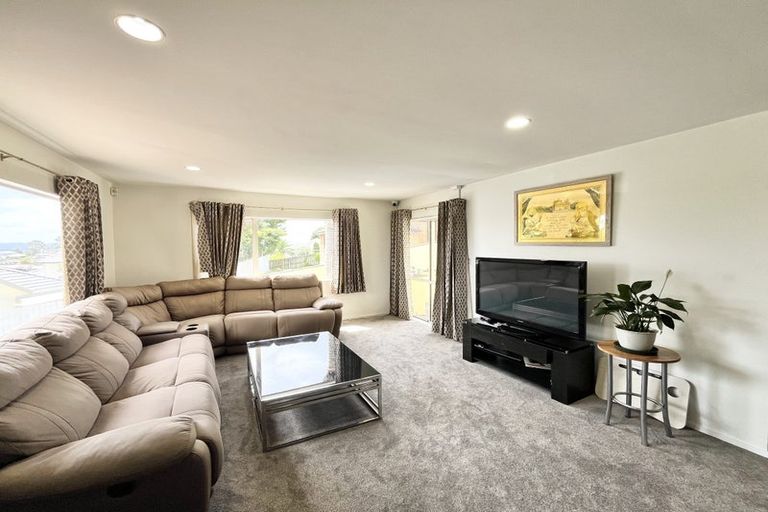 Photo of property in 36 Mandeville Place, Unsworth Heights, Auckland, 0632