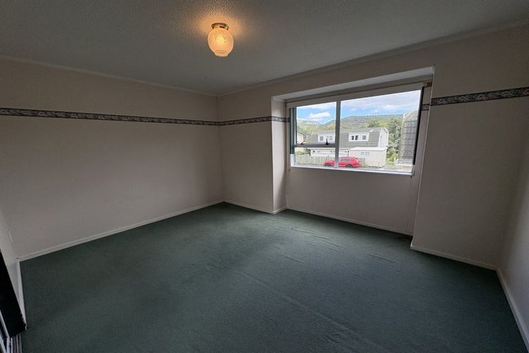 Photo of property in 16 Wagon Road, Stokes Valley, Lower Hutt, 5019