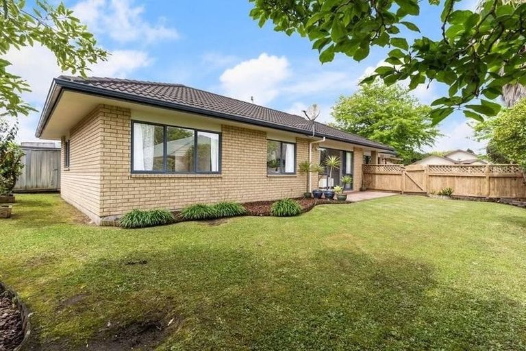 Photo of property in 16 Carisbrook Crescent, Papakura, 2110