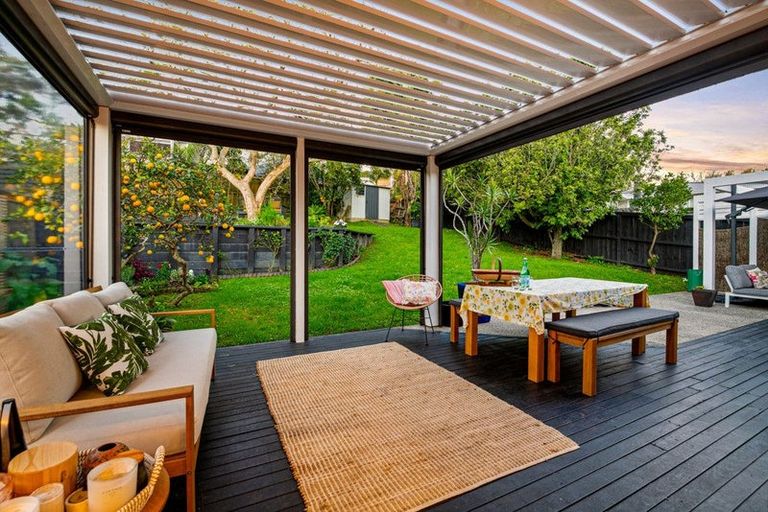 Photo of property in 70 Selwyn Crescent, Forrest Hill, Auckland, 0620