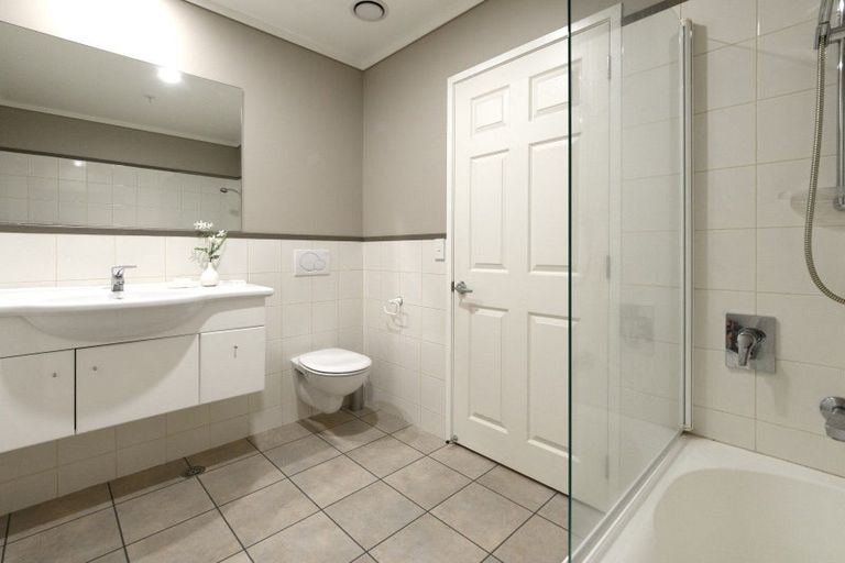 Photo of property in 72 Devonport Road, Tauranga, 3110