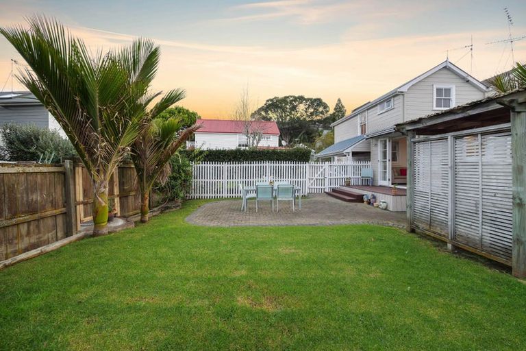 Photo of property in 1/14 Beach Road, Northcote Point, Auckland, 0627