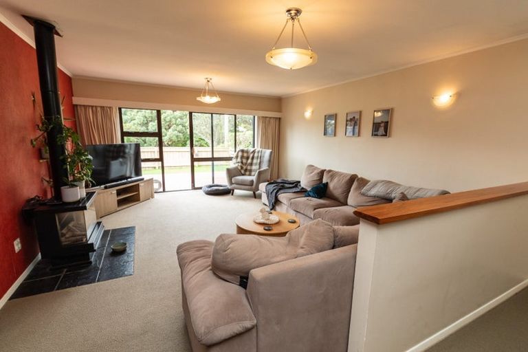 Photo of property in 9 Pinkerton Grove, Newlands, Wellington, 6037